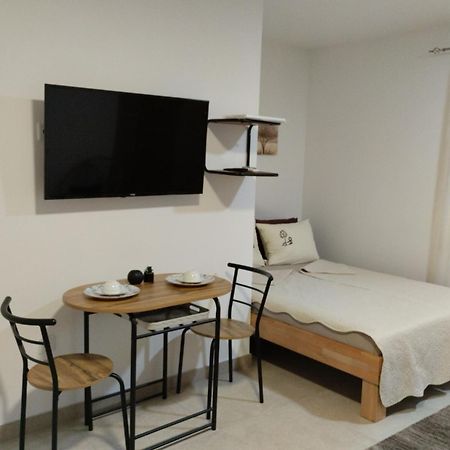 Iris Appartement Ivanica Buitenkant foto
